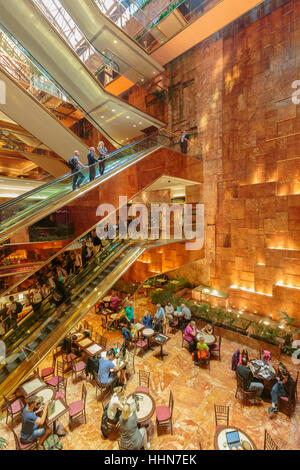 New York, État de New York, États-Unis d'Amérique. Intérieur de Trump Tower sur la Cinquième Avenue. Banque D'Images