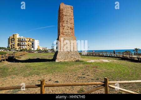 Près de Marbella, Costa del Sol, la province de Malaga, Andalousie, Espagne du sud. 16e siècle monument Torre de los Ladrones (voleurs Tour) entre Artola Banque D'Images