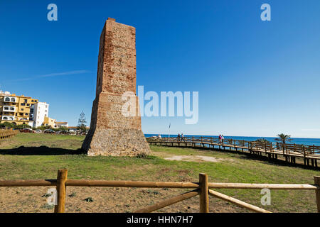 Près de Marbella, Costa del Sol, la province de Malaga, Andalousie, Espagne du sud. 16e siècle monument Torre de los Ladrones (voleurs Tour) entre Artola Banque D'Images