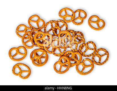 Heap crunchy bretzels au sel isolé sur fond blanc Banque D'Images