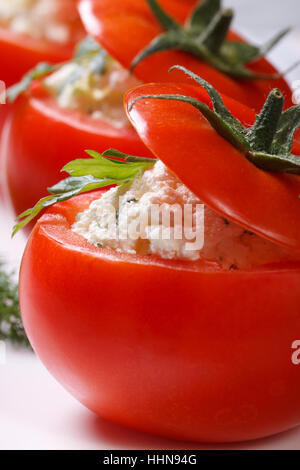 Apéritif de tomates fraîches farcies au fromage et aux fines herbes. vertical macro Banque D'Images