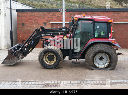 Cas du tracteur avec un pneu plat, Roker, Sunderland, Angleterre, RU Banque D'Images