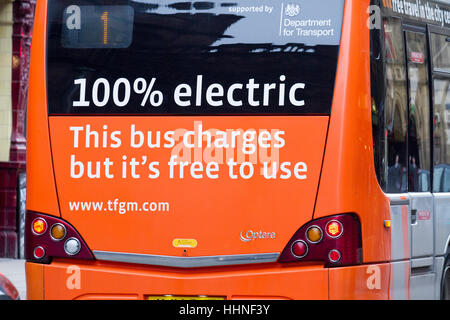 100% Electric Optara bus transports publics; ce bus charge mais est libre d'utiliser la signalisation à Manchester Royaume-Uni Banque D'Images