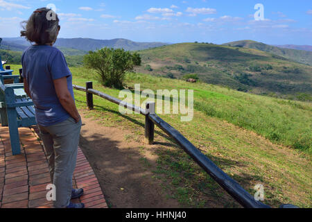 Terrasse extérieure au camp de Hilltop, réserve de gibier de Hluhluwe, Afrique du Sud où les animaux sauvages comme Cape Buffalo sont libres de se déplacer à volonté Banque D'Images