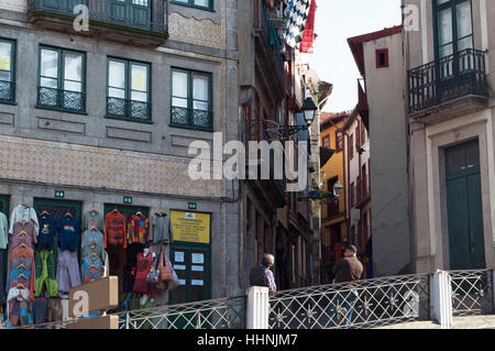 Portugal : les détails des rues et ruelles de Porto avec vue d'un magasin de vêtements dans la Vieille Ville Banque D'Images