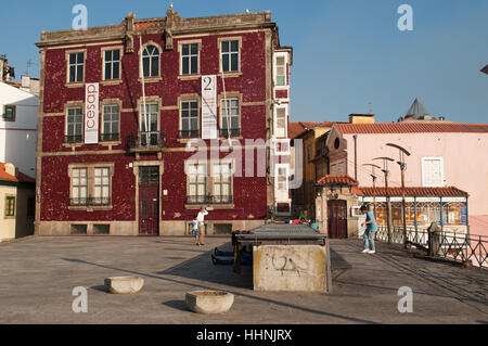 Portugal : les détails des rues et ruelles de Porto avec vue de palais de la vieille ville sur la place Largo de São Domingos Banque D'Images