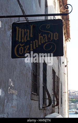 Portugal : les détails des rues et ruelles de Porto, avec vue sur le signe de Mal Cozinhado, un restaurant typique de Porto Banque D'Images