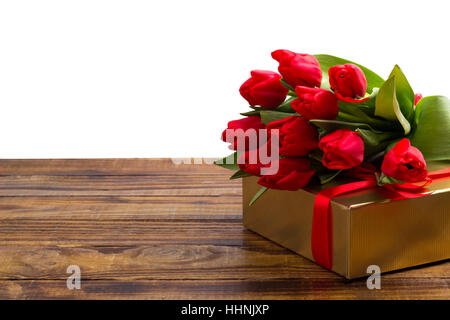 Bouquet de tulipes rouges et boîte-cadeau en bois rustique sur board.copy space Banque D'Images