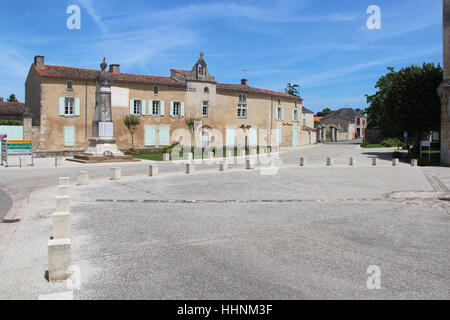 La place de l'abbaye de Nieul-sur-l'Autise (France). Banque D'Images