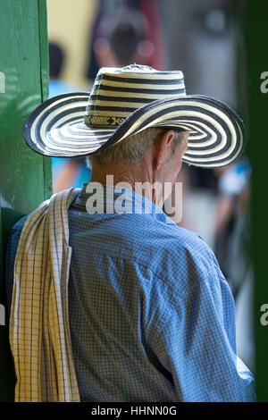 2 octobre 2016, El Jardin, la Colombie : un homme portant un chapeau de paille traditionnel appelé chapeau Vueltiao sombrero et poncho plié sur l'épaule Banque D'Images