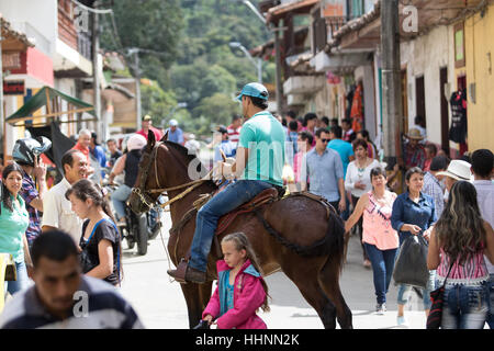 2 octobre 2016, El Jardin, la Colombie : un homme chevauche son cheval dans les rues bondées de la ville coloniale producteurs de café Banque D'Images