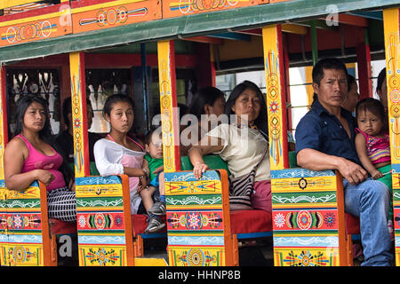 2 octobre 2016 El Jardin, Colombie : des gens assis sur un bus chiva d'arriver au centre-ville, une destination populaire pour les sections locales de transport à faible coût Banque D'Images