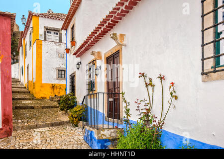 Ruelle de la ville médiévale d'Obidos Portugal Banque D'Images