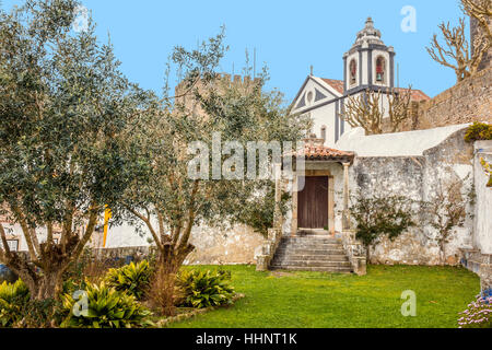 Jardin et bâtiments dans la ville médiévale d'Obidos Portugal Banque D'Images