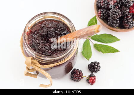 Bocal en verre composé de confiture avec les baies fraîches Banque D'Images