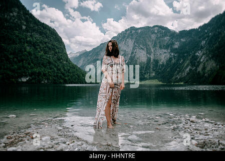 Caucasian woman wading in près de Mountain Lake Banque D'Images