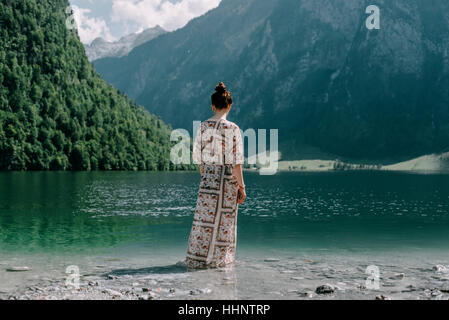 Caucasian woman wading in Mountain Lake Banque D'Images