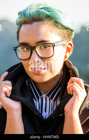 Portrait of smiling Asian woman androgyne Banque D'Images