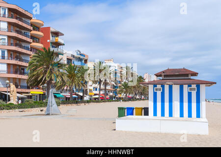 La rue côtière et vaste plage de sable publique de Calafell resort town en journée ensoleillée. La région de Tarragone, Catalogne, Espagne Banque D'Images