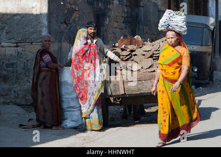 L'homme de la bouse de vache vente de carburant pour les femmes Junagadh Gujarat Inde Banque D'Images