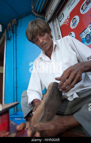 Réparation de chaussures homme rue Inde Goa Mapusa Banque D'Images