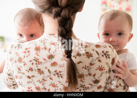 Caucasian mother holding baby twin filles Banque D'Images