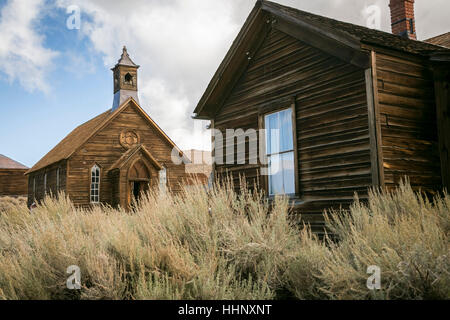 Les bâtiments en bois rustique, dans l'herbe haute Banque D'Images