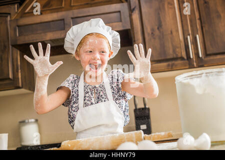 Caucasian girl couverts dans la farine Banque D'Images