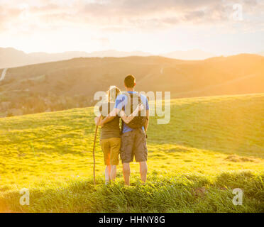 Caucasian couple hugging on hill Banque D'Images