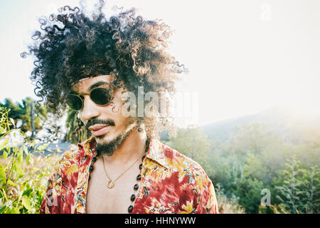 Mixed Race man wearing sunglasses Banque D'Images