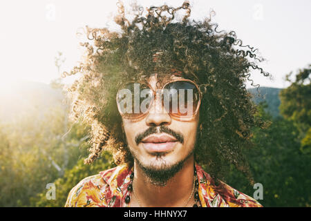 Portrait of Mixed Race man wearing sunglasses Banque D'Images