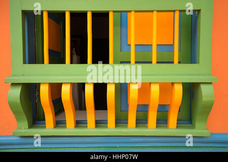 Détails gros plan d'une fenêtre en bois peint en couleur de la grille de sécurité en Colombie Banque D'Images