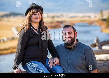 Smiling Caucasian couple posing près de river Banque D'Images