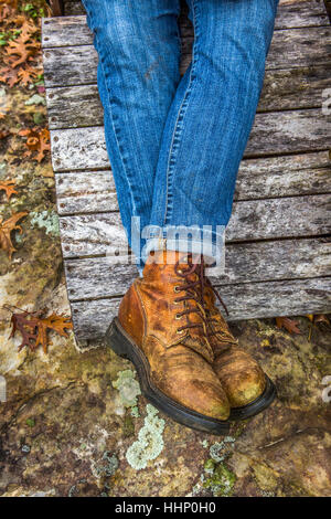 Les jambes de Caucasian woman wearing jeans et bottes Banque D'Images