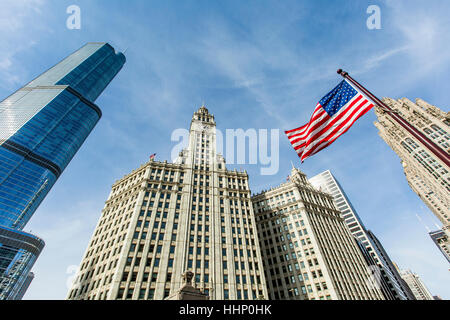 Drapeau américain et les tours d'habitation, Chicago, Illinois, United States Banque D'Images