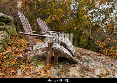 Les feuilles d'automne près de chaises Adirondack Banque D'Images