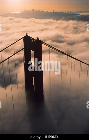 Vue aérienne du pont au-dessus du brouillard au coucher du soleil Banque D'Images