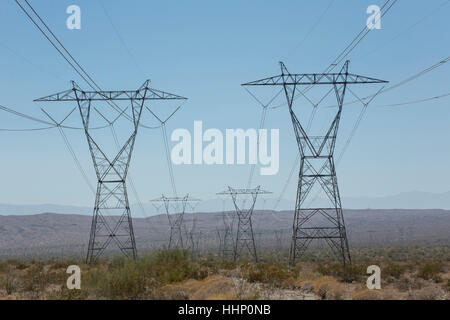 Pylônes électriques en mode paysage Banque D'Images