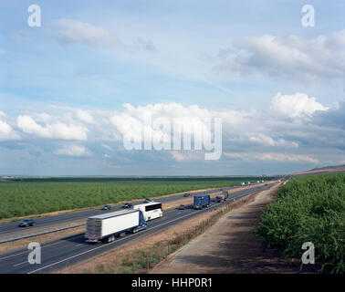 Camions et voitures de la conduite sur autoroute Banque D'Images