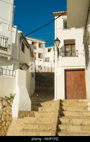 L'une des nombreuses rues de la vieille ville de charme à Altea, Costa Blanca, Alicante, Espagne. Banque D'Images