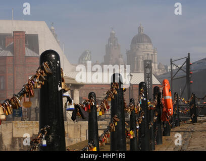 Verrous sur les quais de Liverpool Albert Dock Banque D'Images