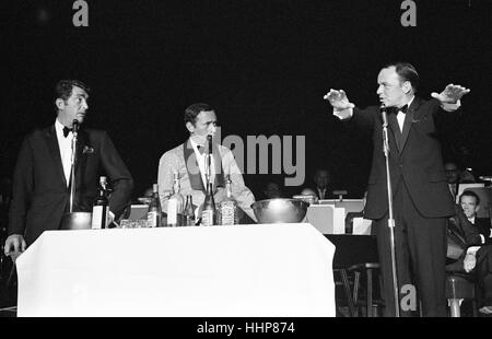 Dean Martin, Joey Bishop, et Frank Sinatra sur scène Banque D'Images