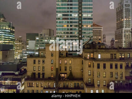 Détail de l'image NEW YORK skyline au centre ville de Manhattan qui comprend des bureaux et des immeubles dans la nuit Banque D'Images