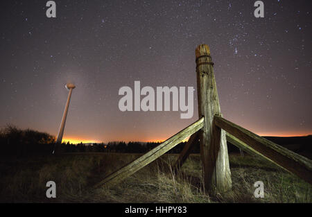 Glyndebourne, UK. 19 janvier, 2017. Effacer nuit étoilée sur Mill Plain sur les South Downs, où les vestiges d'un moulin du xviiie siècle, aux côtés de la poste moderne turbne vent qui aide le monde de la puissance de Glyndebourne célèbre Opera House. La scène a été allumé à l'aide seulement starlight et un iphone. Crédit : Peter Cripps/Alamy Live News Banque D'Images