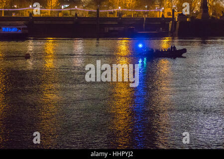 Londres, Royaume-Uni. 20 Jan, 2017. Bomb Disposal experts de la Royal Navy à Victoria Embankment pour désamorcer et déposer une bombe non explosée découvert entre Hungerford Bridge et le pont de Westminster, près des chambres du Parlement, par des ingénieurs travaillant dans la Tamise. Avec un dispositif de flottaison attaché à la bombe, il est remorqué vers la rivière derrière une nervure de la police. Crédit : Paul Davey/Alamy Live News Banque D'Images