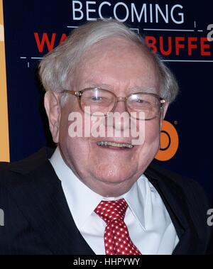 New York, USA. 19 Jan, 2017. Warren Buffett vu arriver pour HBO's 'Devenir Warren Buffett' première mondiale, tenue au Musée d'Art Moderne (MoMA), New York City. Credit : RCF/Everett Collection/Alamy Live News Banque D'Images