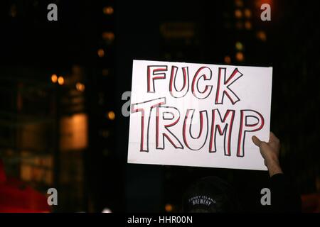 Trump protester sur Inauguration Eve, New York, USA Banque D'Images