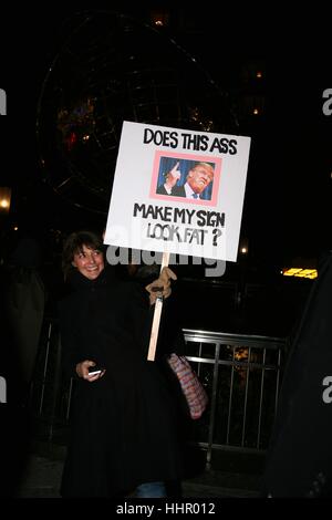 Trump protester sur Inauguration Eve, New York, USA Banque D'Images