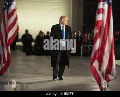 Washington DC, USA. 19 janvier 2017. Le président élu des États-Unis Donald J. Trump fait allocution à l'créer à nouveau l'Amérique Grande Célébration de bienvenue' concert au Lincoln Memorial à Washington, DC Crédit : Chris Kleponis/Piscine/MediaPunch /CNP via Alamy Live News Banque D'Images