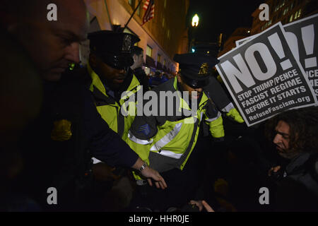 Washington, USA. 19 Jan, 2017. Anti-Trump échauffourée avec les manifestants de la Police métropolitaine de Washington DC. Jeudi. Credit : Miguel Juarez Lugo/ZUMA/Alamy Fil Live News Banque D'Images